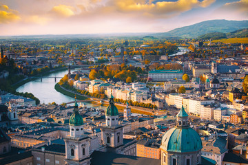 Plexiglas schilderij Wenen Salzburg in herfstkleuren bij zonsondergang  © SASITHORN