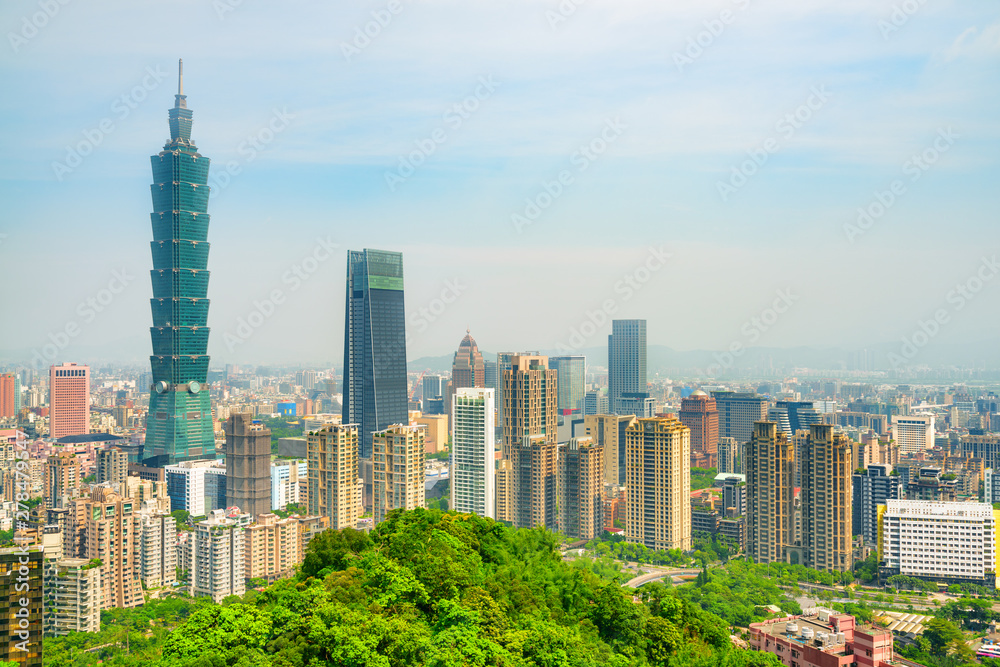 Fototapeta premium Wonderful view of Taipei from top of mountain, Taiwan