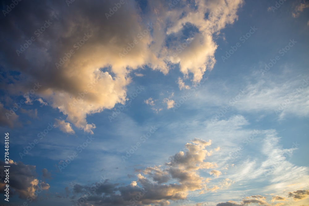 Obraz premium Clouds in the sky at sunset