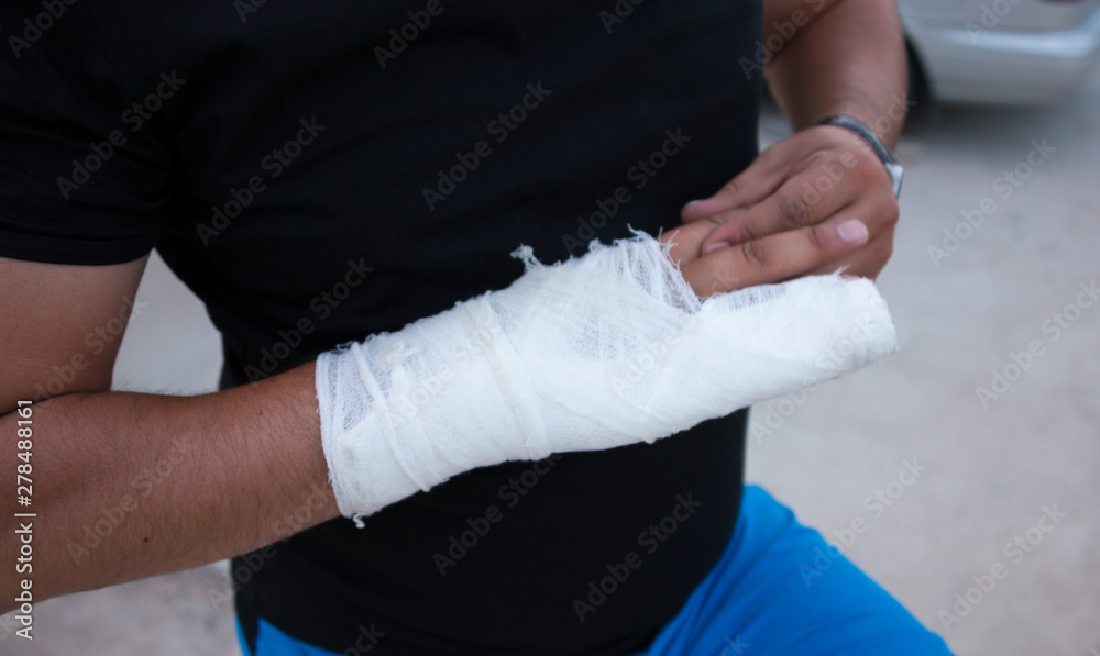Obraz premium Man's arm in cast and sling