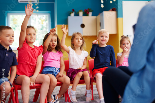 Quadro em tela Group of preschool children answering a question