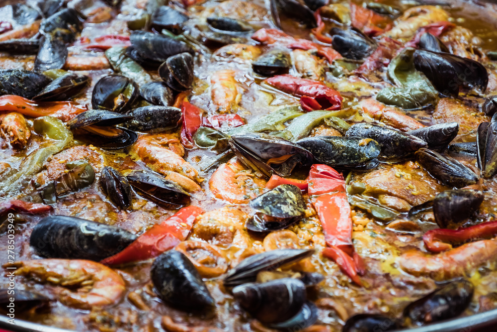 Plat de paella en train de cuire Plat de paella en train de cuire