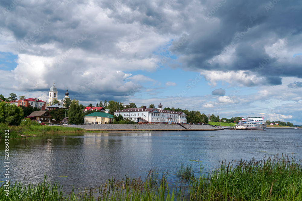 Fototapeta premium Вид на город Мышкин со стрели у поклонного креста.