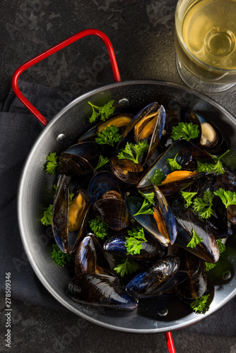 Prepared Mussels in Pan with Parsley, Top View