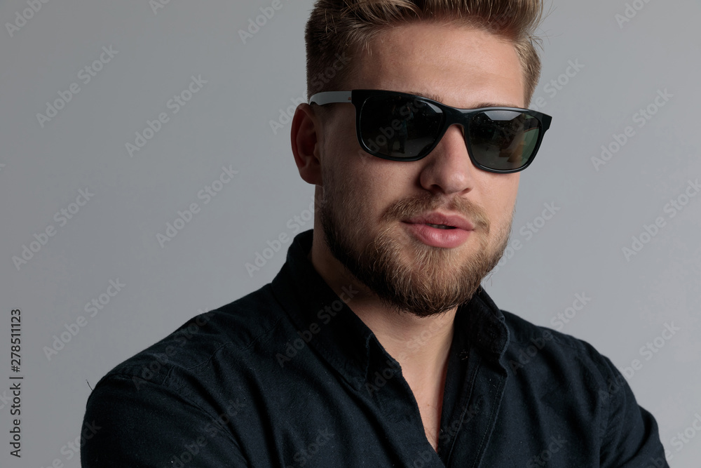 Obraz premium Close up of a handsome casual man wearing sunglasses