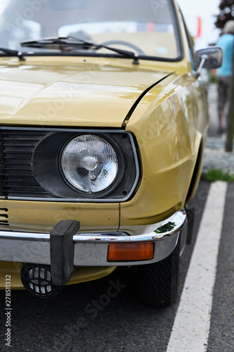 The front light of a vintage car. © lapis2380