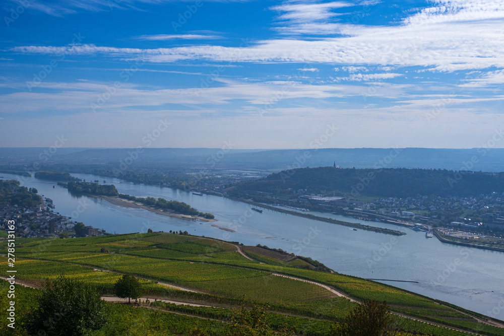 Blick auf den Rhein bei Rüdesheim im Herbst Blick auf den Rhein bei Rüdesheim im Herbst