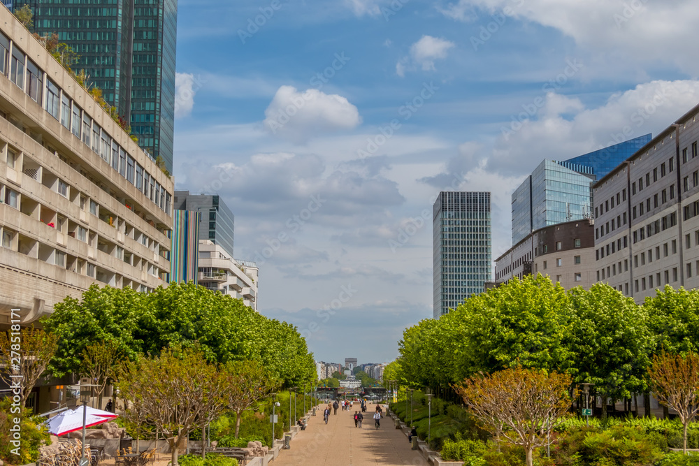 La Defense Without Cars and Clouds