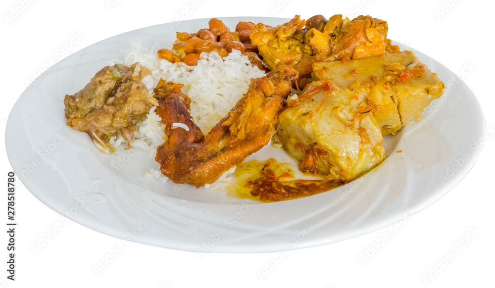 Assiette créole, riz, cari poulet, grains , chou palmiste et rougail 