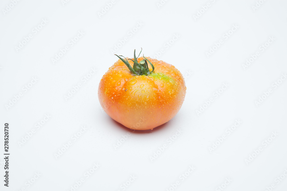 Tomates, rojos y ecológicos sobre fondo blanco. Tomates dulces sanos y sabrosos muy saludables.