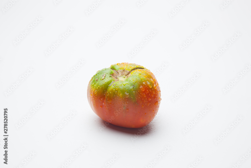 Tomates verdes y rojos, maduros, preparados para ser vendidos en el mercado o para ser preparados y comidos en una ensalada, Tomates verdes y rojos, maduros, preparados para ser vendidos en el mercado o para ser preparados y comidos en una ensalada,