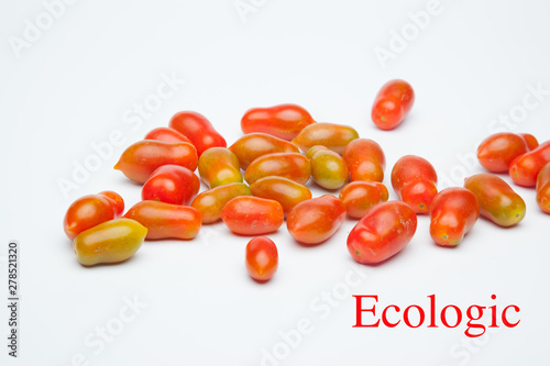 Tomates cherri; tomates pequeños sobre fondo blanco photo
