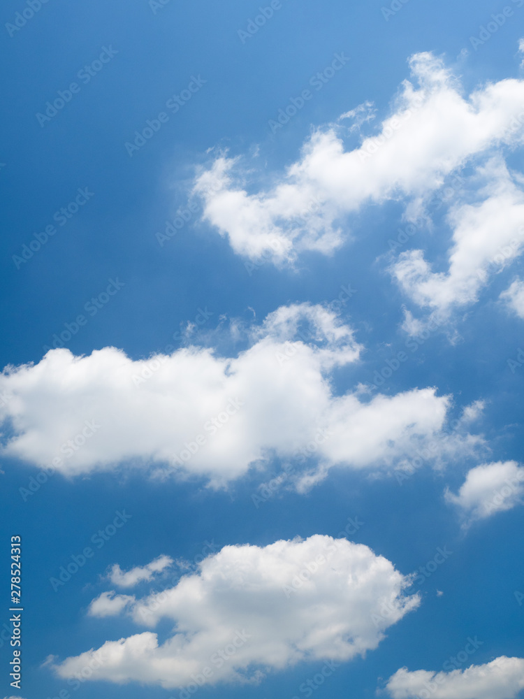 Obraz premium 初夏の青空と雲