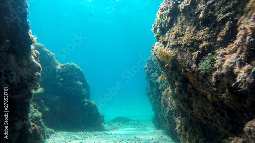 Fotografia rocks in the sea, natural underwater background