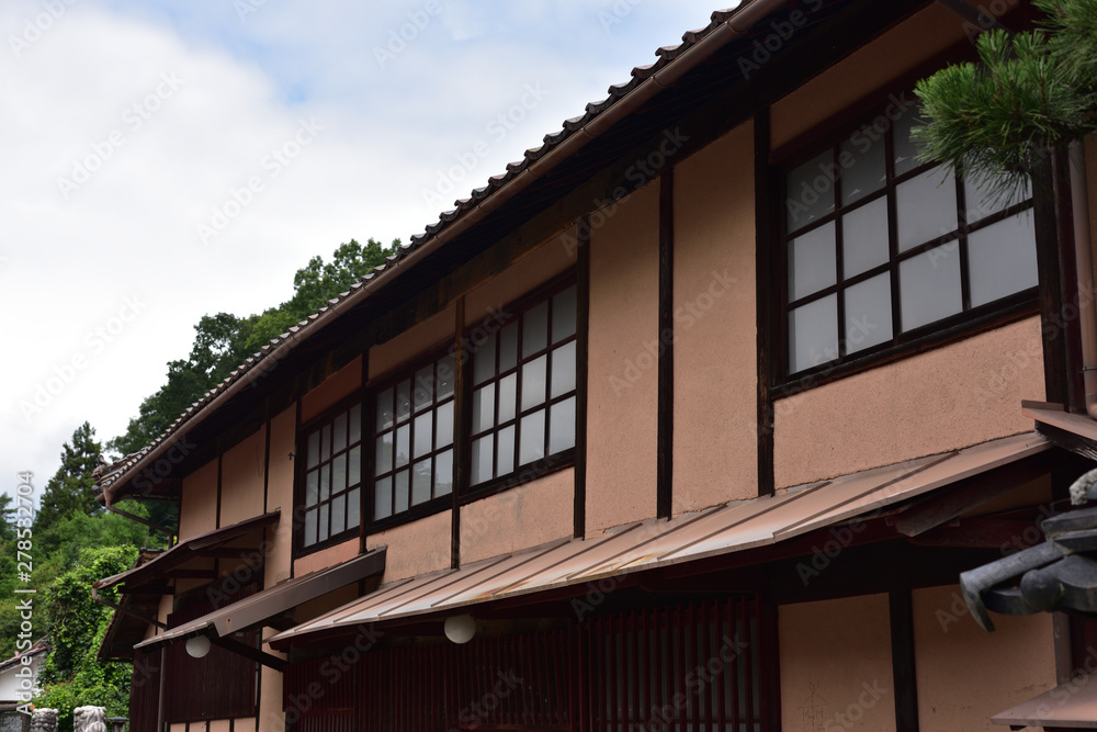 日本の山奥で見つけた古くて美しい建物