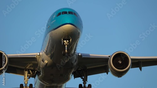 Boeing Dreamliner flying overhead