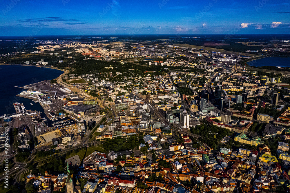 Fototapeta premium Tallinn in Estland aus der Luft