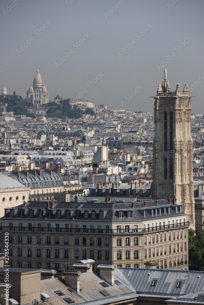 Paris, la tour Saint-Jacques et le sacré coeur