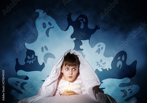 Obraz na płótnie Surprised boy hiding under blanket w salonie