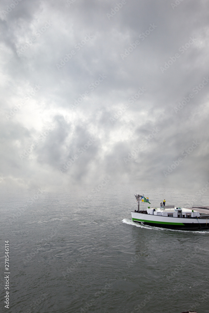 Binnenschifffahrt auf dem Rhein .