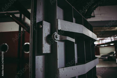 Foto Details with the heavy metal doors of a nuclear explosion shelter (fallout shelter), four stories below ground in a deep underground parking place