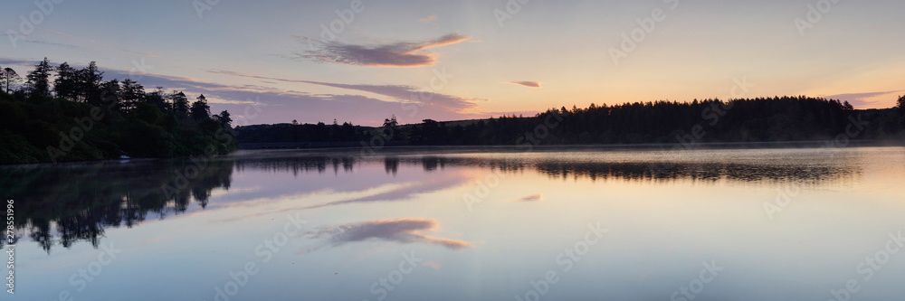 Naklejka premium sunrise over lake