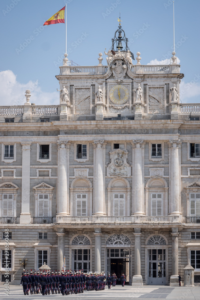 Cambio de la guardia real de Madrid en el palacio real