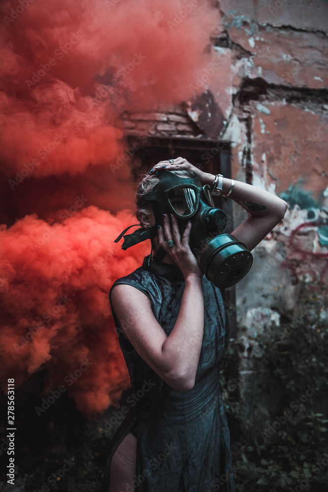 Naklejka premium Smoke girl