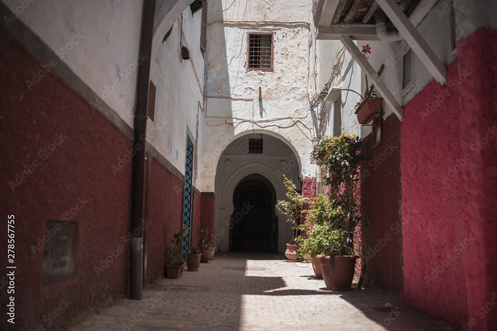 Porte d'une rue de la médina de Rabat