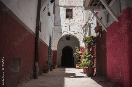 Fototapeta Naklejka Na Ścianę i Meble -  Porte d'une rue de la médina de Rabat