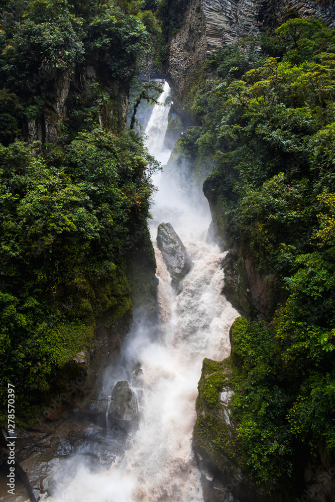 Cascada en la amazonia del Ecuador