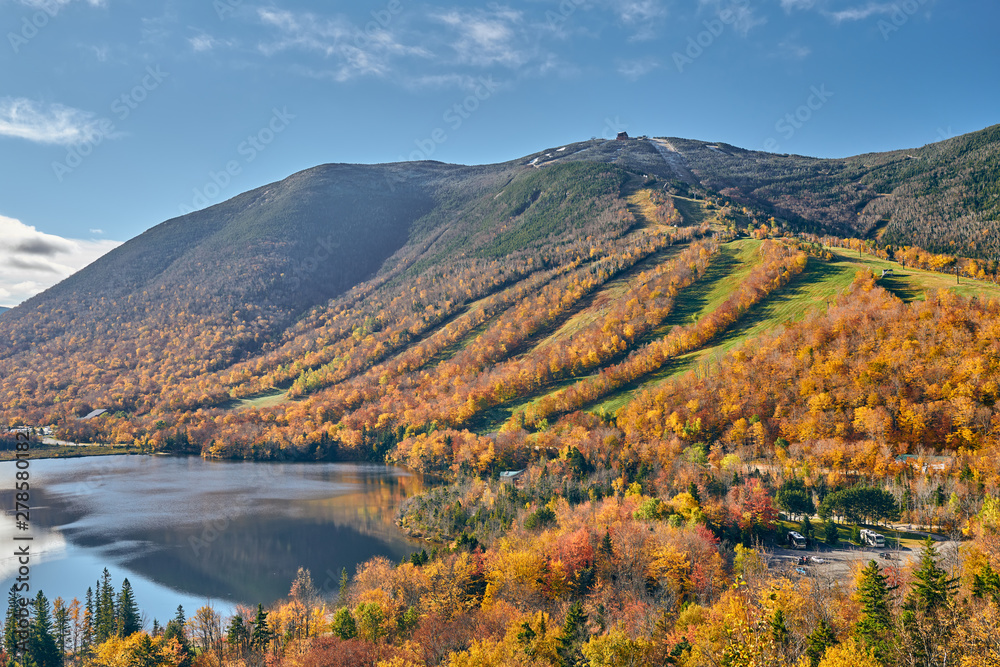View of Echo Lake from Artist's Bluff in autumn. Fall colours in Franconia Notch State Park. White Mountain National Forest, New Hampshire, USA