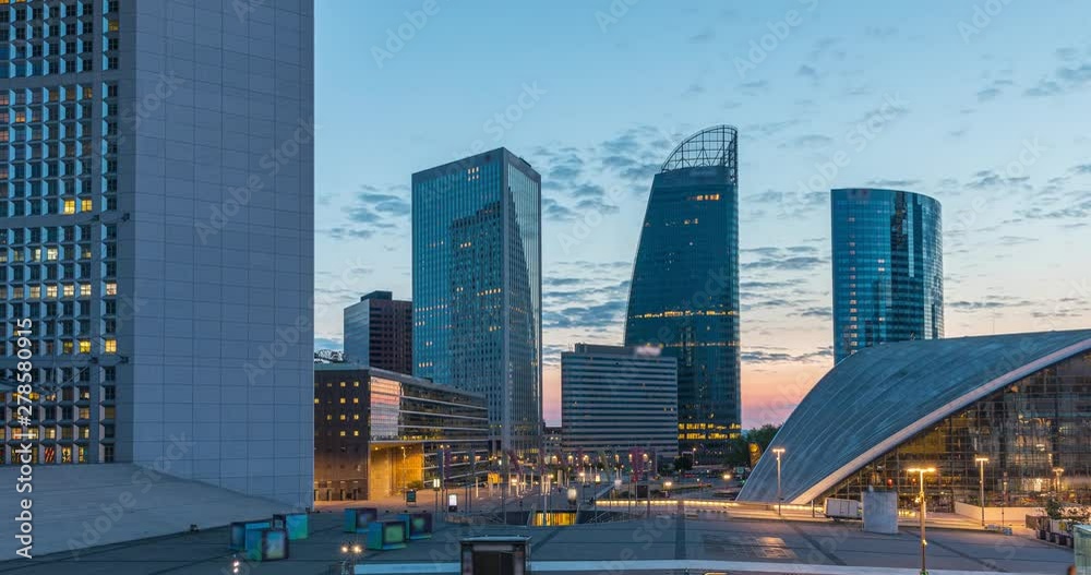 début de journée au quartier d'affaires de La Défense Paris.