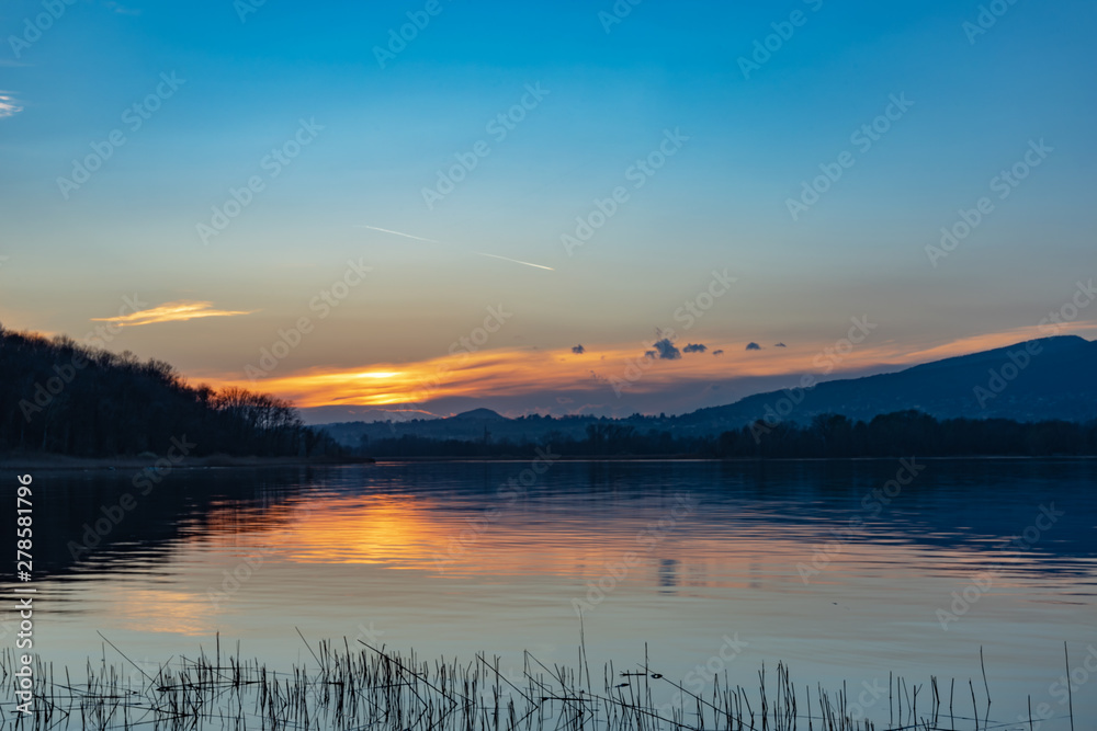 Fototapeta premium sunset over the lake
