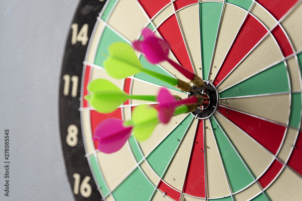 Obraz premium Three arrows hitting on center og dartboard.business goal success concept