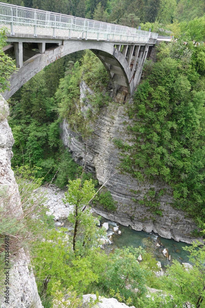 Fototapeta premium Brücke über die Sarca im Sarcatal, Italien