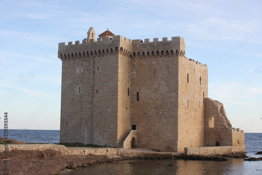 le cloître fortifié de l'ile Saint Honorat