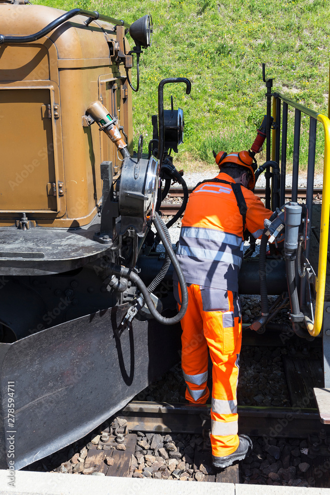Bahnarbeiter beim Ankuppeln eines Waggons Bahnarbeiter beim Ankuppeln eines Waggons