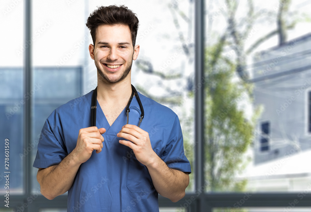 Obraz premium Male nurse smiling