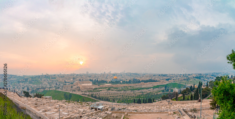 Fototapeta premium Panoramic view of Jerusalem old city and the Temple Mount during a dramatic colorful sunset