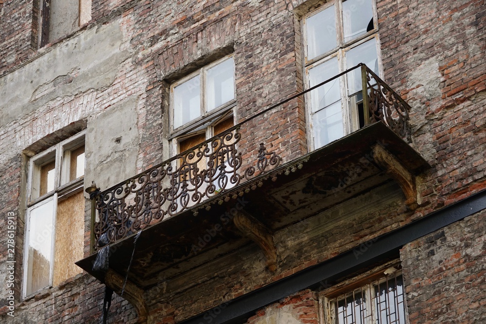 Balkon eines leerstehenden Gebäudes in Warschau