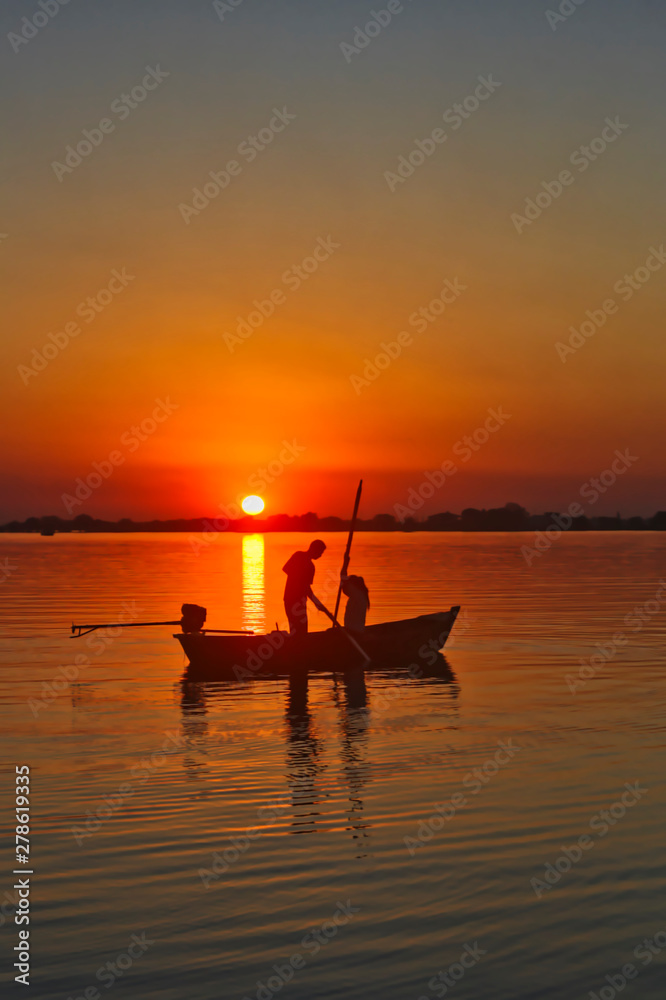 La barca en medio del lago al atardecer