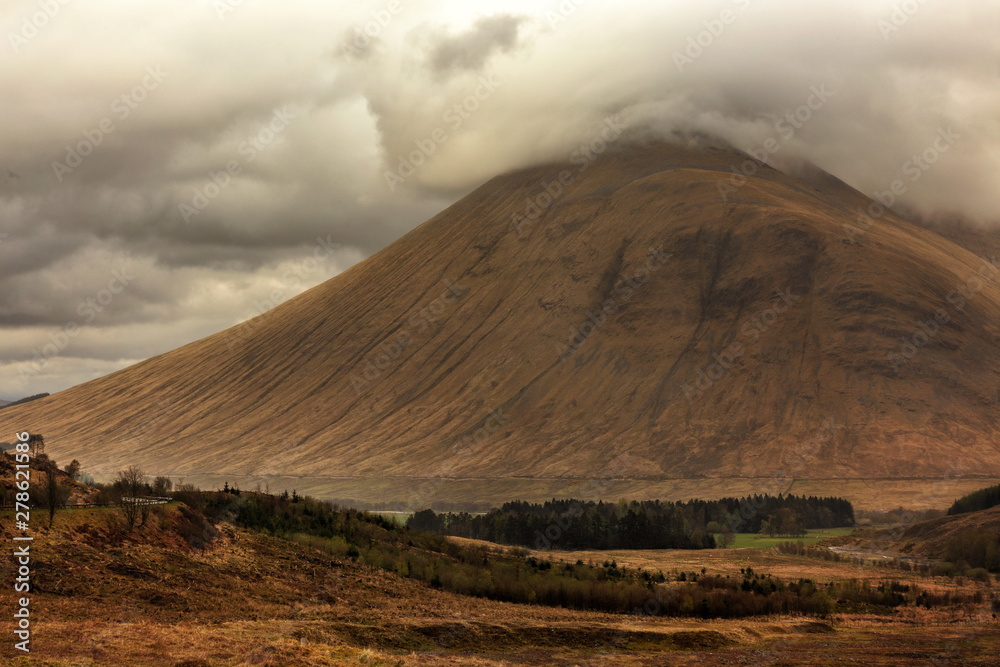 Die Highlands von Schottland bei dichter Wolkendecke