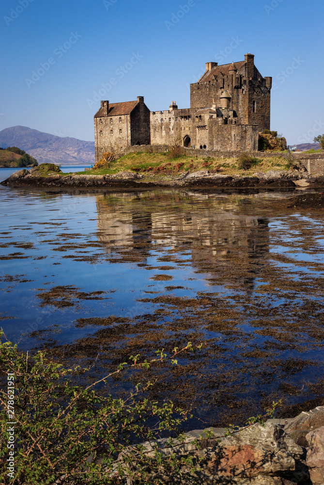 Fototapeta premium Das berühmte Eilean Donan Castle kurz vor der Isle of Skye, Schottland