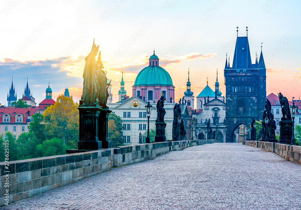 Naklejka premium Charles Bridge (Karluv Most) and Prague architecture at dawn, Czech Republic