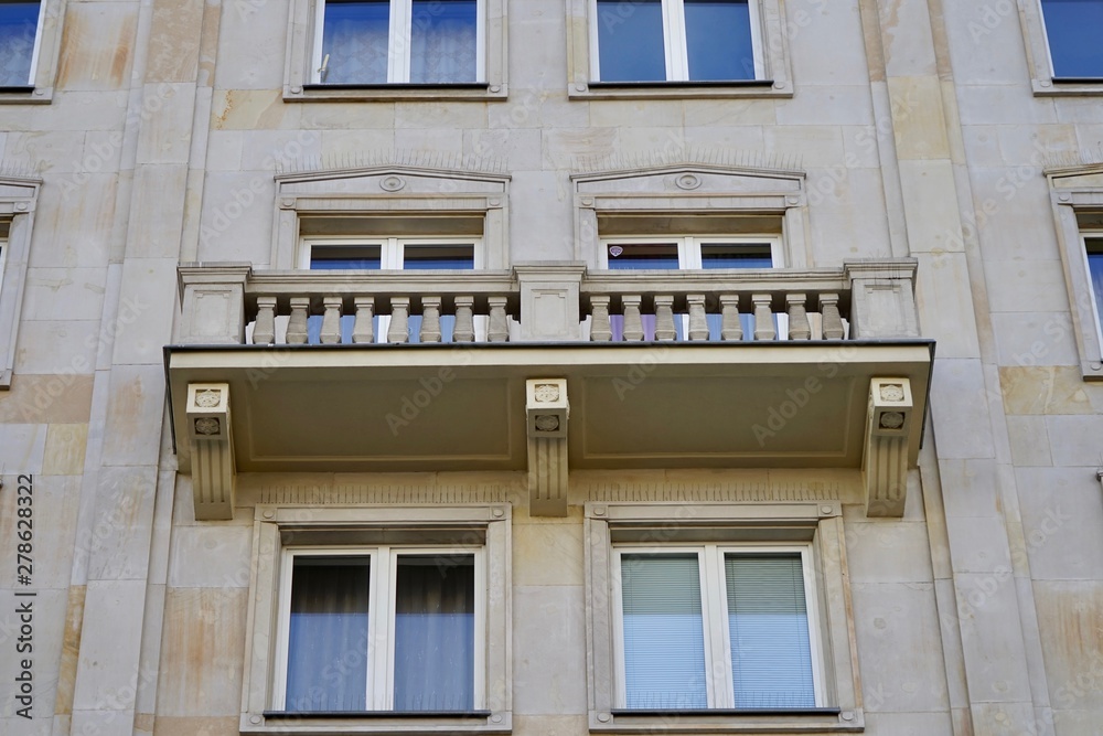 Balkone an einem Gebäude des Sozialistischen Klassizismus in Warschau