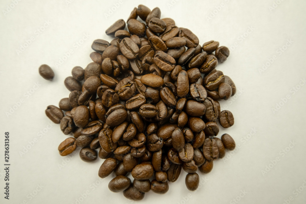 Fototapeta premium Coffee beans on a light background