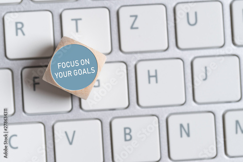 cube with message "focus on your goals" on a keyboard © fotogestoeber