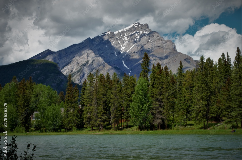 The majestic mountains, beautiful lakes and trails of the Canadian Rockies in Banff National Parks attracts outdoor adventure lovers from around the world.s