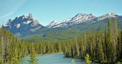 Fototapeta Naklejka Na Ścianę i Meble -  The majestic mountains, beautiful lakes and trails of the Canadian Rockies in Banff National Parks attracts outdoor adventure lovers from around the world.s